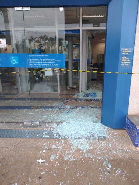 Foto 3 de 4 — Agência da Caixa tem portas quebradas em Boa Esperança do Sul